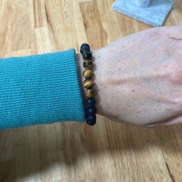 Lava rock diffuser bracelet with tigers eye beads - Picture 2 of 6
